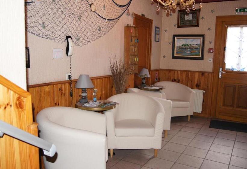 Отель Aux Trois Jean