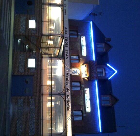 Отель Aux Trois Jean