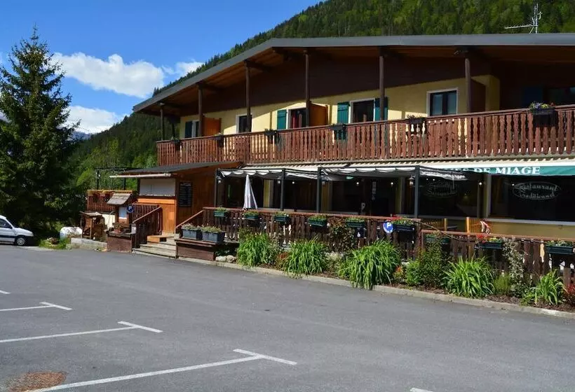 هتل Hôtel Les Dômes De Miage