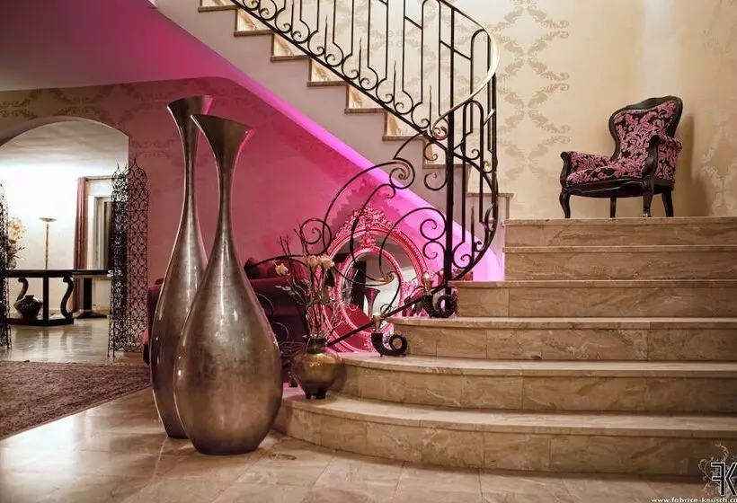 هتل Hôtel Majuscule