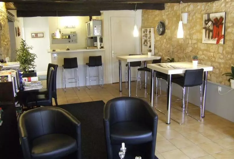 Hotelli Logis Hôtel Restaurant La Bastide