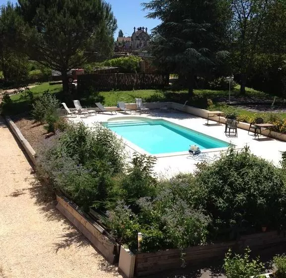 Hotelli Logis Hôtel Restaurant La Bastide
