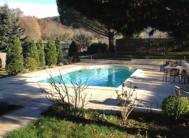 Hotelli Logis Hôtel Restaurant La Bastide