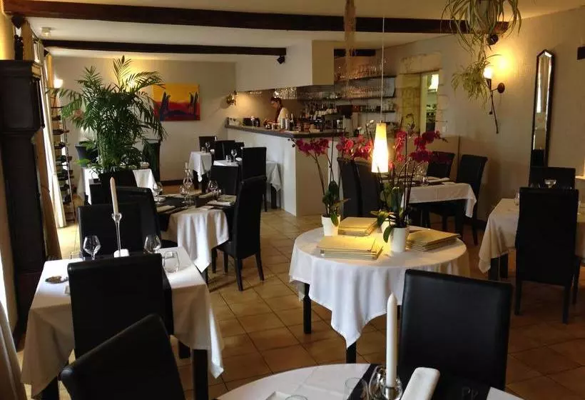 Hotelli Logis Hôtel Restaurant La Bastide