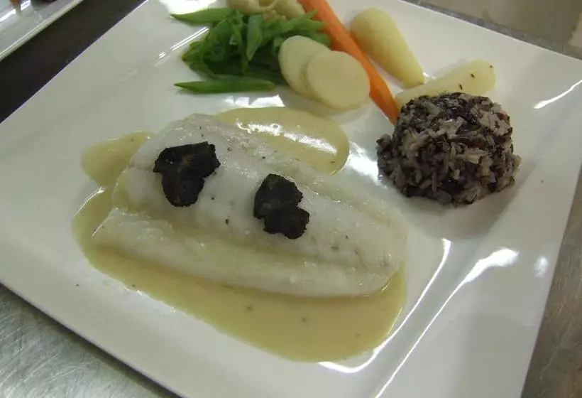 Hotelli Logis Hôtel Restaurant La Bastide