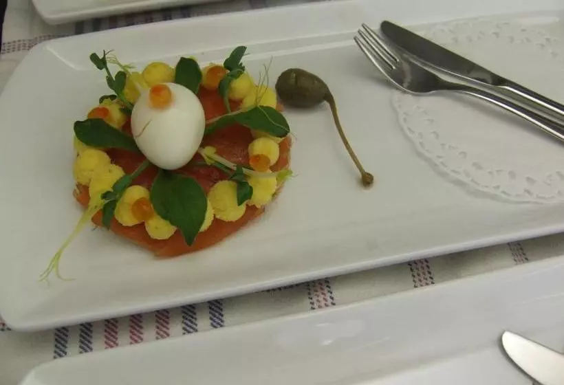 Hotelli Logis Hôtel Restaurant La Bastide