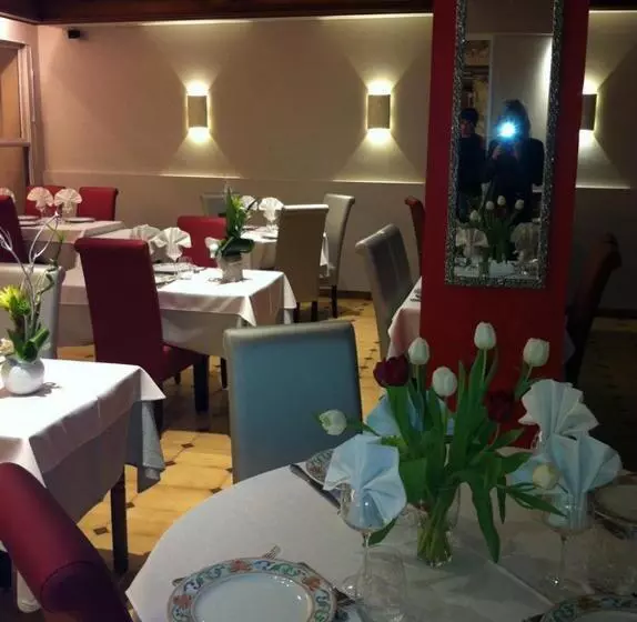 ホテル Hôtel Restaurant Les Rochers