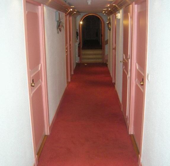 Отель Hôtel Restaurant Les Rochers