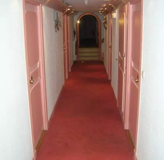 ホテル Hôtel Restaurant Les Rochers
