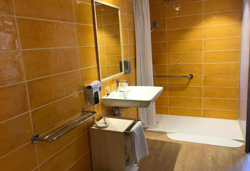 Отель Hôtel Restaurant Les Rochers