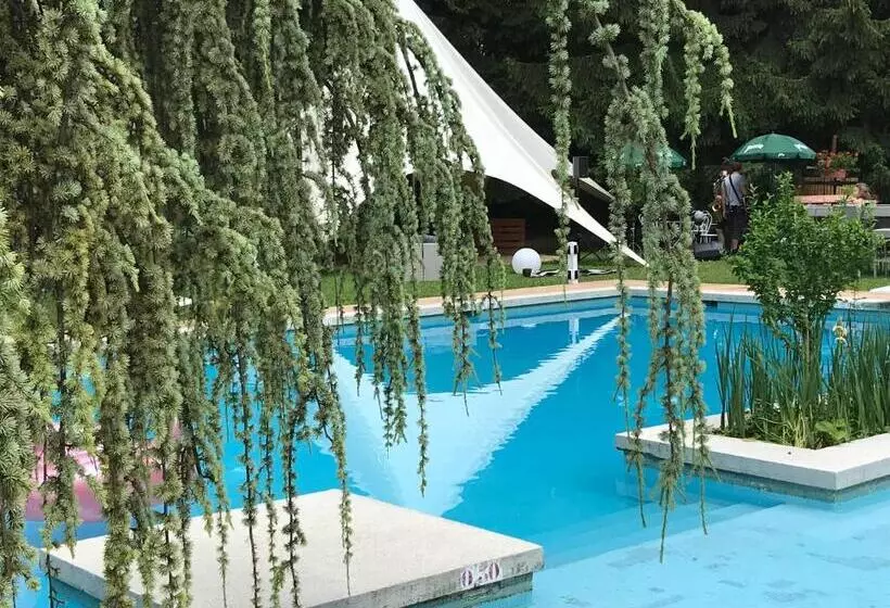 ホテル Hôtel Restaurant Les Rochers