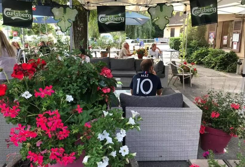 ホテル Hôtel Restaurant Les Rochers