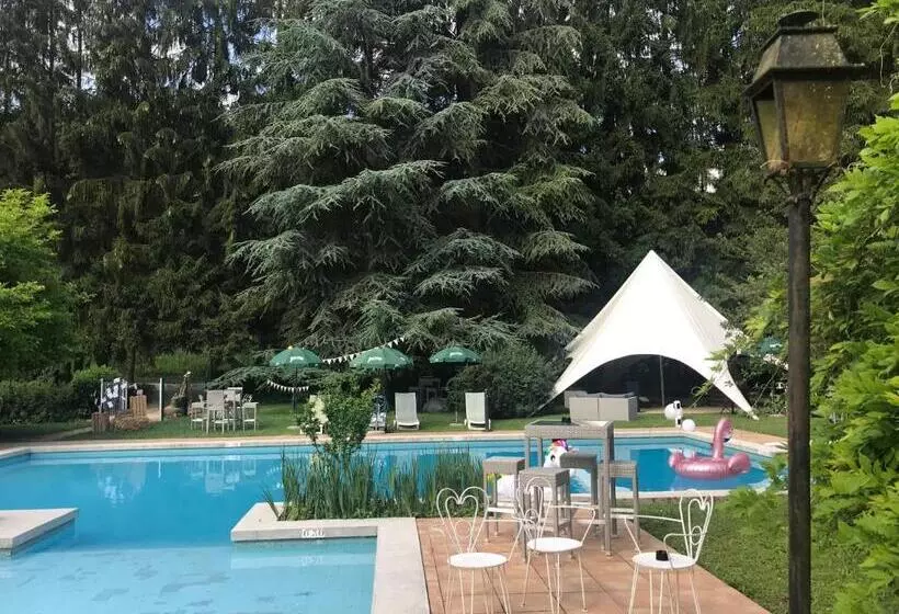 ホテル Hôtel Restaurant Les Rochers