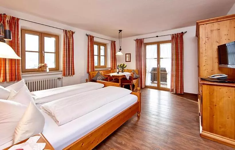 Hotelli Landhaus Sonnenbichl Mittenwald