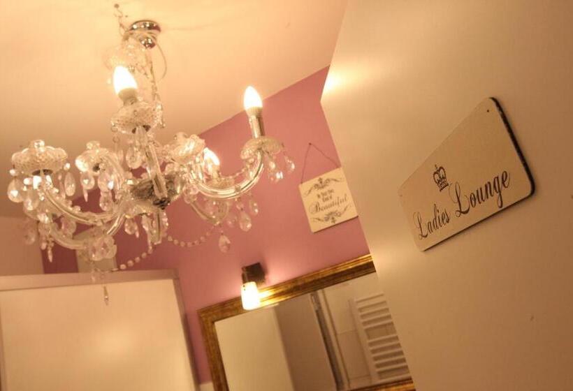 Old Kings Design Hostel