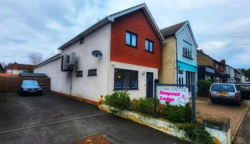 Deepcut Lodge Bed & Breakfast