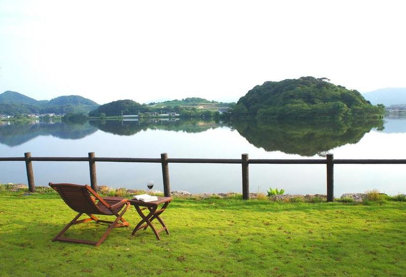 בית מלון כפרי Lakeside  Little White Flower