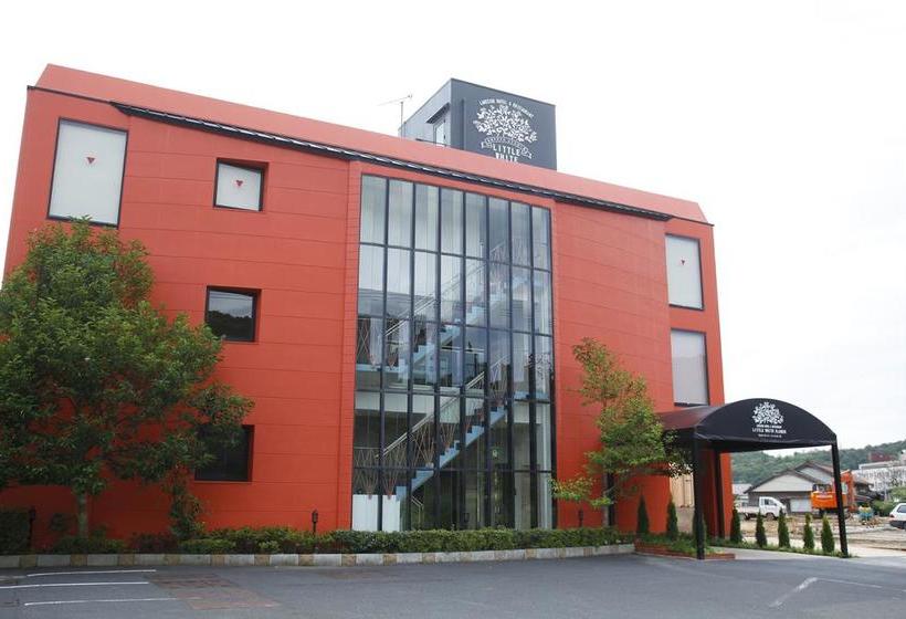 בית מלון כפרי Lakeside  Little White Flower