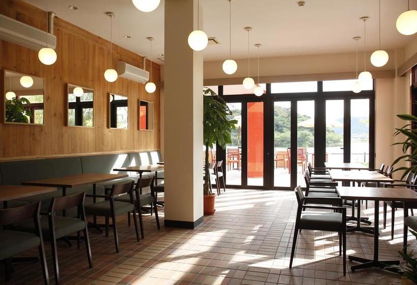 בית מלון כפרי Lakeside  Little White Flower