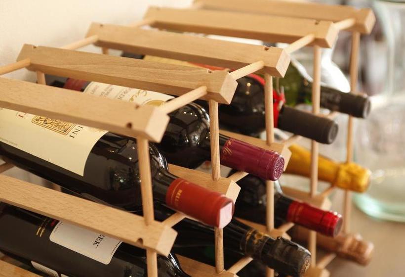 בית מלון כפרי Lakeside  Little White Flower