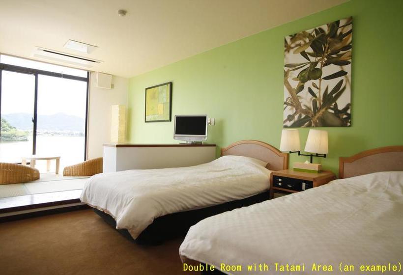 בית מלון כפרי Lakeside  Little White Flower