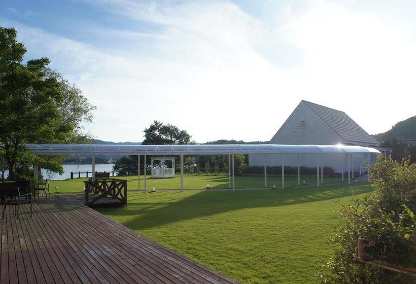 בית מלון כפרי Lakeside  Little White Flower