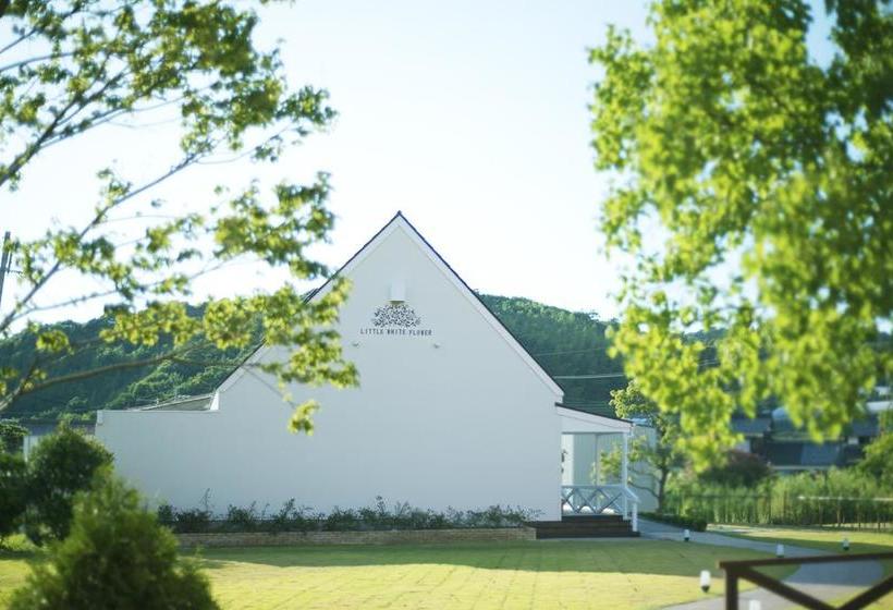 호텔 Lakeside Little White Flower