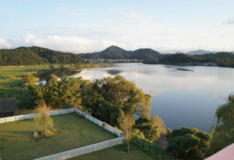 בית מלון כפרי Lakeside  Little White Flower