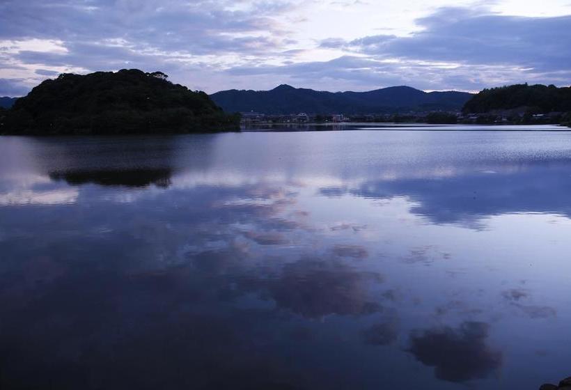 בית מלון כפרי Lakeside  Little White Flower