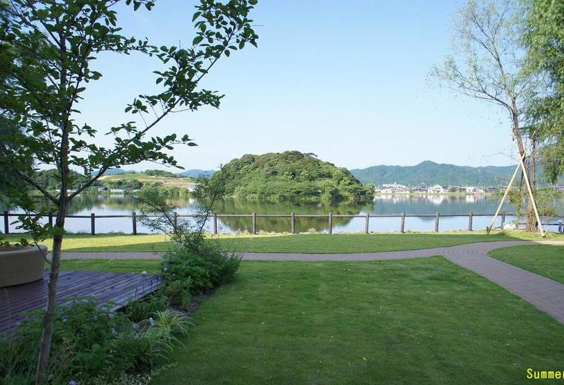 בית מלון כפרי Lakeside  Little White Flower