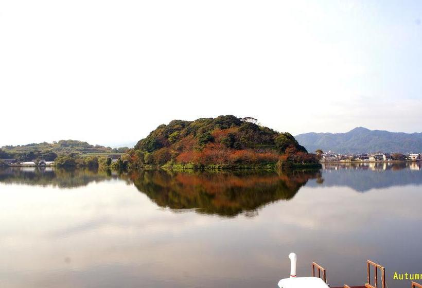 בית מלון כפרי Lakeside  Little White Flower