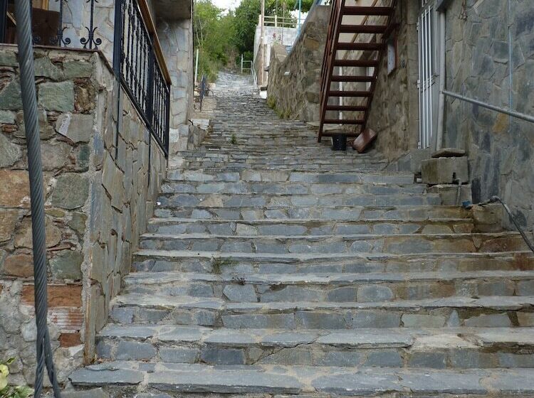 Mountain Rose Hotel & Restaurant