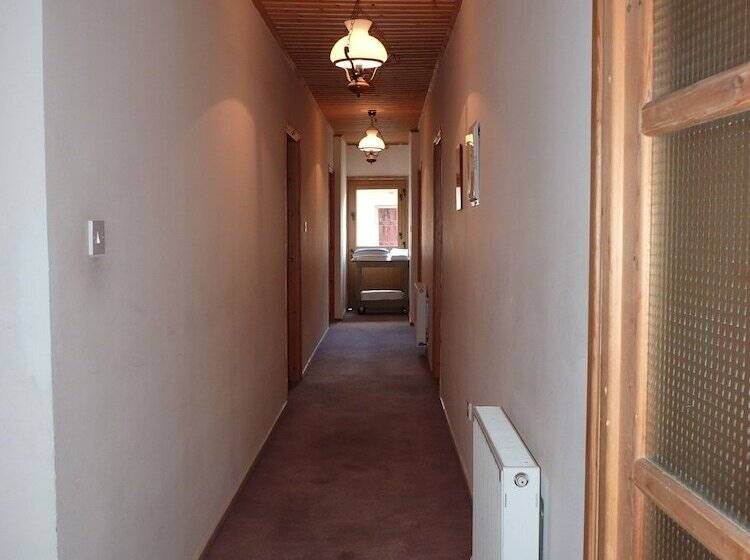 Mountain Rose Hotel & Restaurant