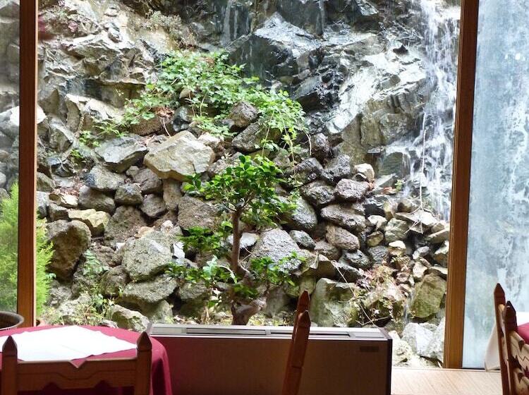 Mountain Rose Hotel & Restaurant