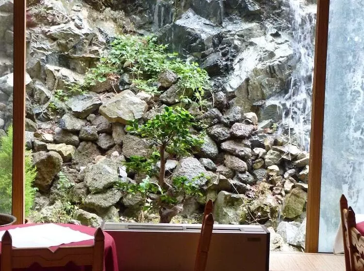 Mountain Rose Hotel & Restaurant