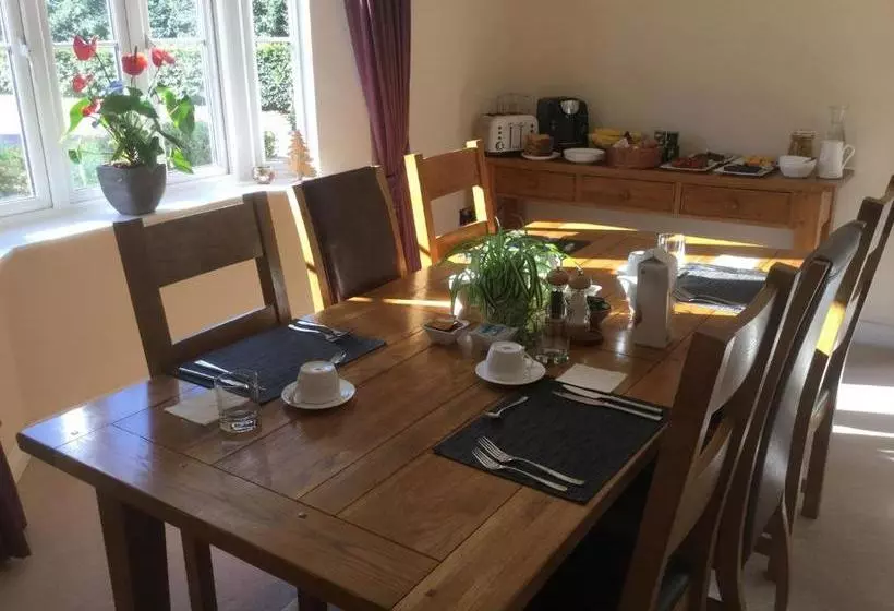 تختخواب و صبحانه Moon House