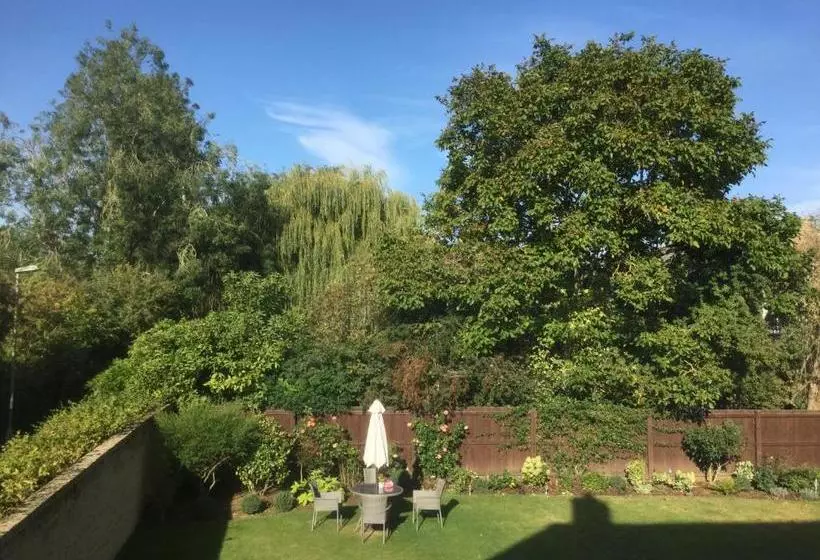 تختخواب و صبحانه Moon House