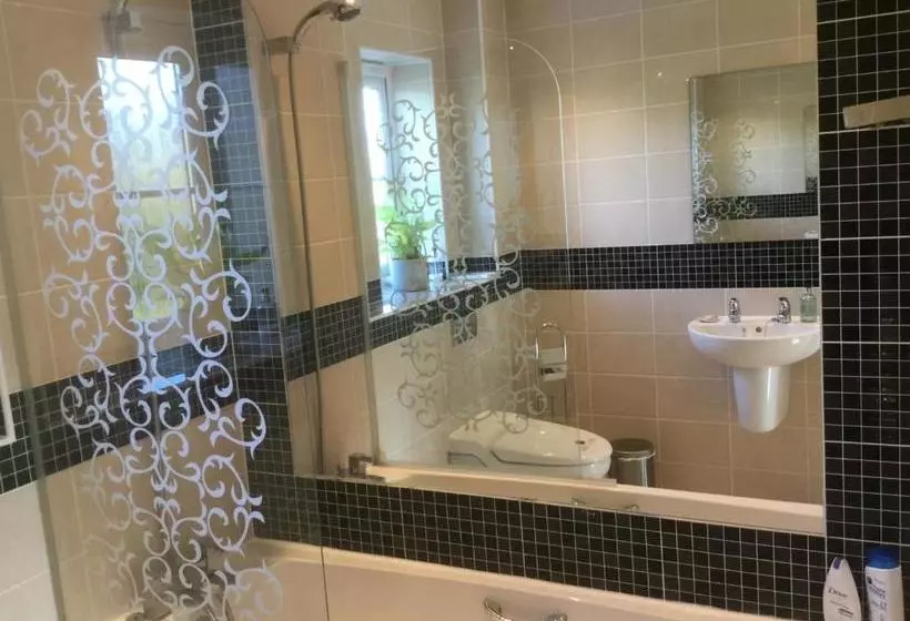 تختخواب و صبحانه Moon House