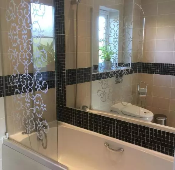 تختخواب و صبحانه Moon House