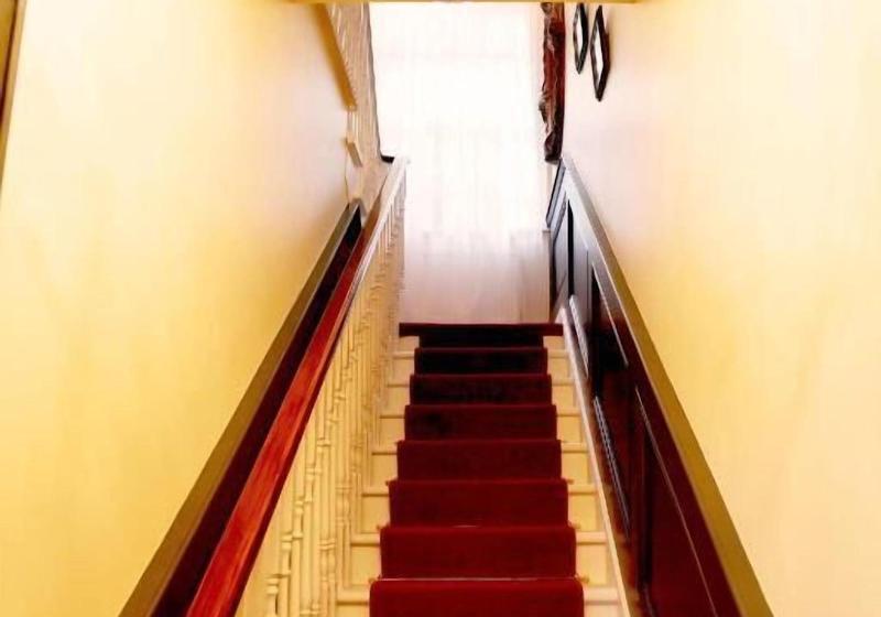 تختخواب و صبحانه Number 8 The Townhouse