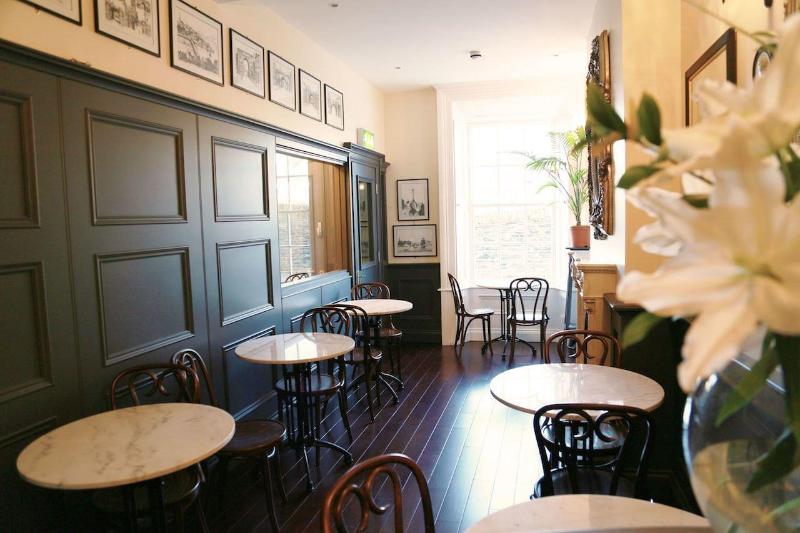 تختخواب و صبحانه Number 8 The Townhouse