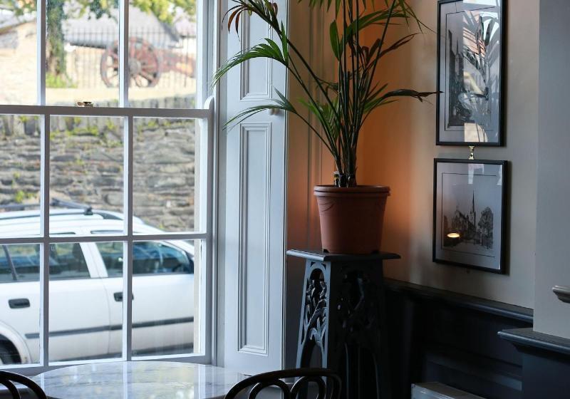 تختخواب و صبحانه Number 8 The Townhouse