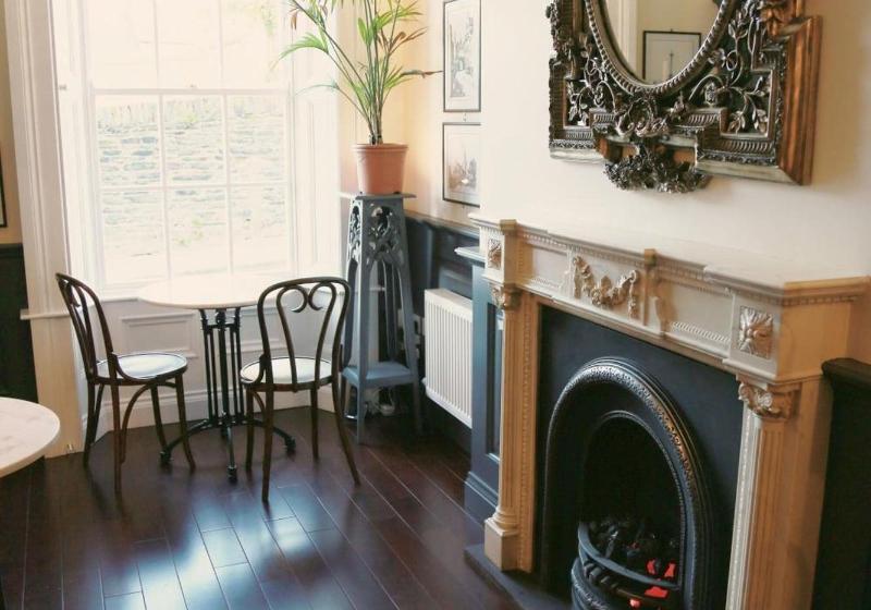 تختخواب و صبحانه Number 8 The Townhouse