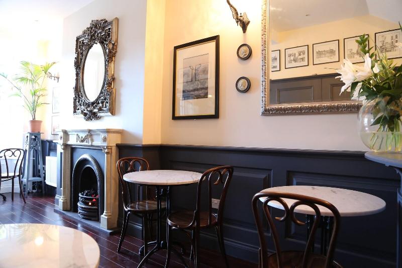 تختخواب و صبحانه Number 8 The Townhouse