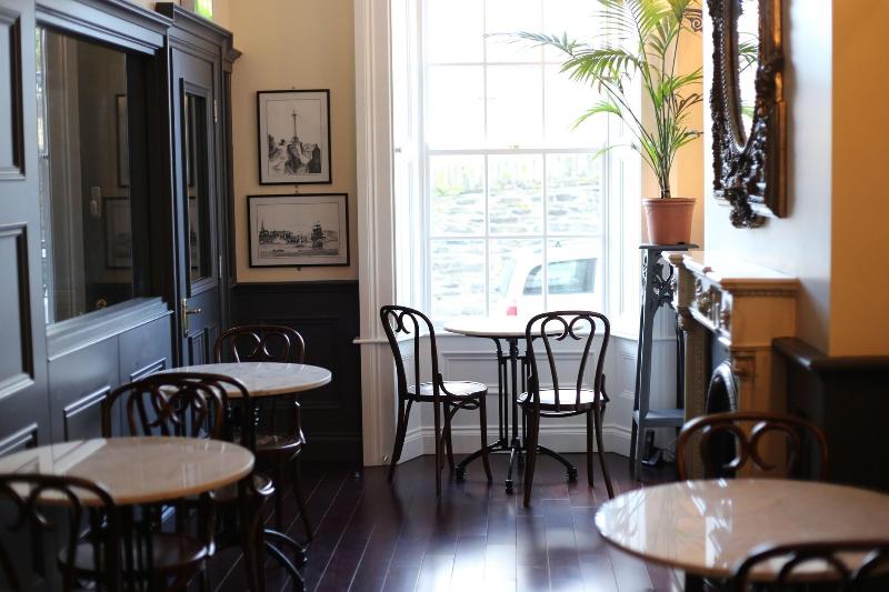 تختخواب و صبحانه Number 8 The Townhouse