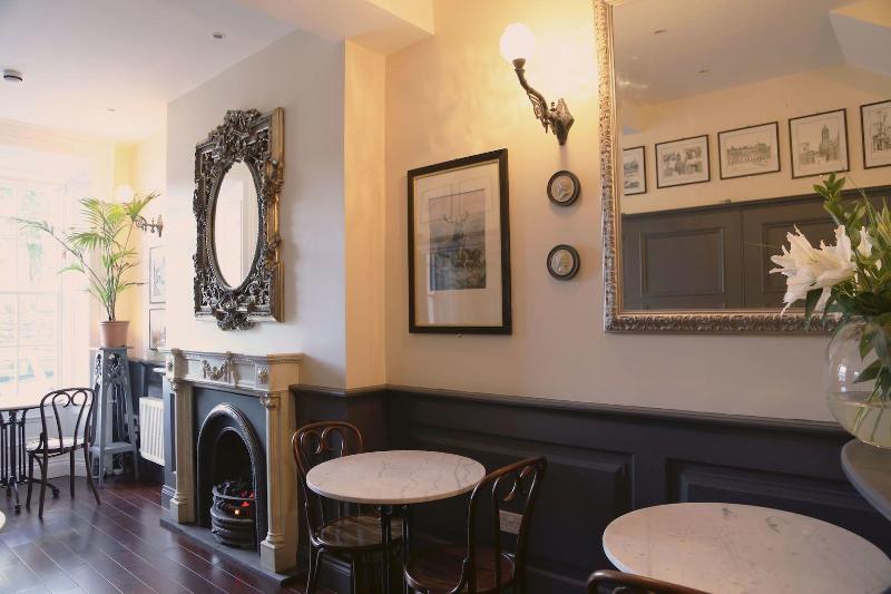 تختخواب و صبحانه Number 8 The Townhouse