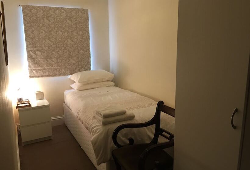 Bed and Breakfast Circles Guest House