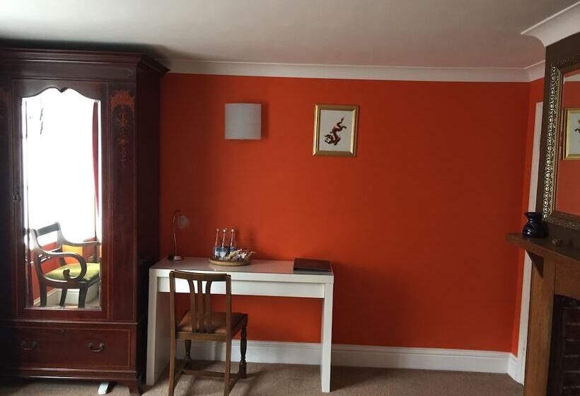 Bed and Breakfast Circles Guest House