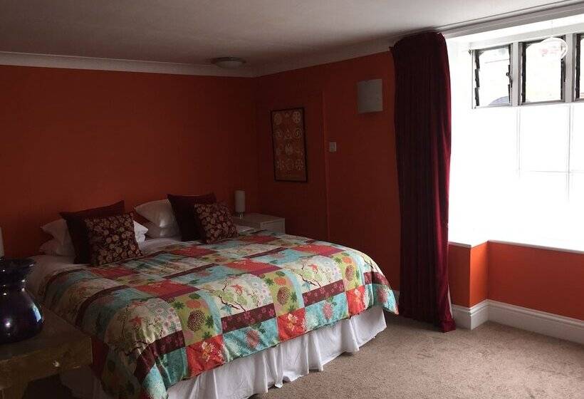 Bed and Breakfast Circles Guest House