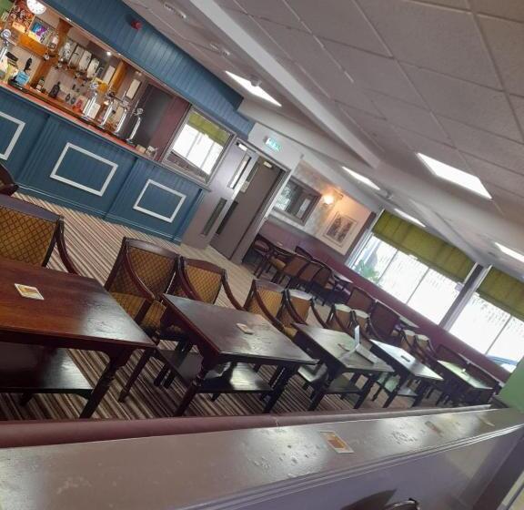 בית מלון כפרי The Avenue Club And Lodge